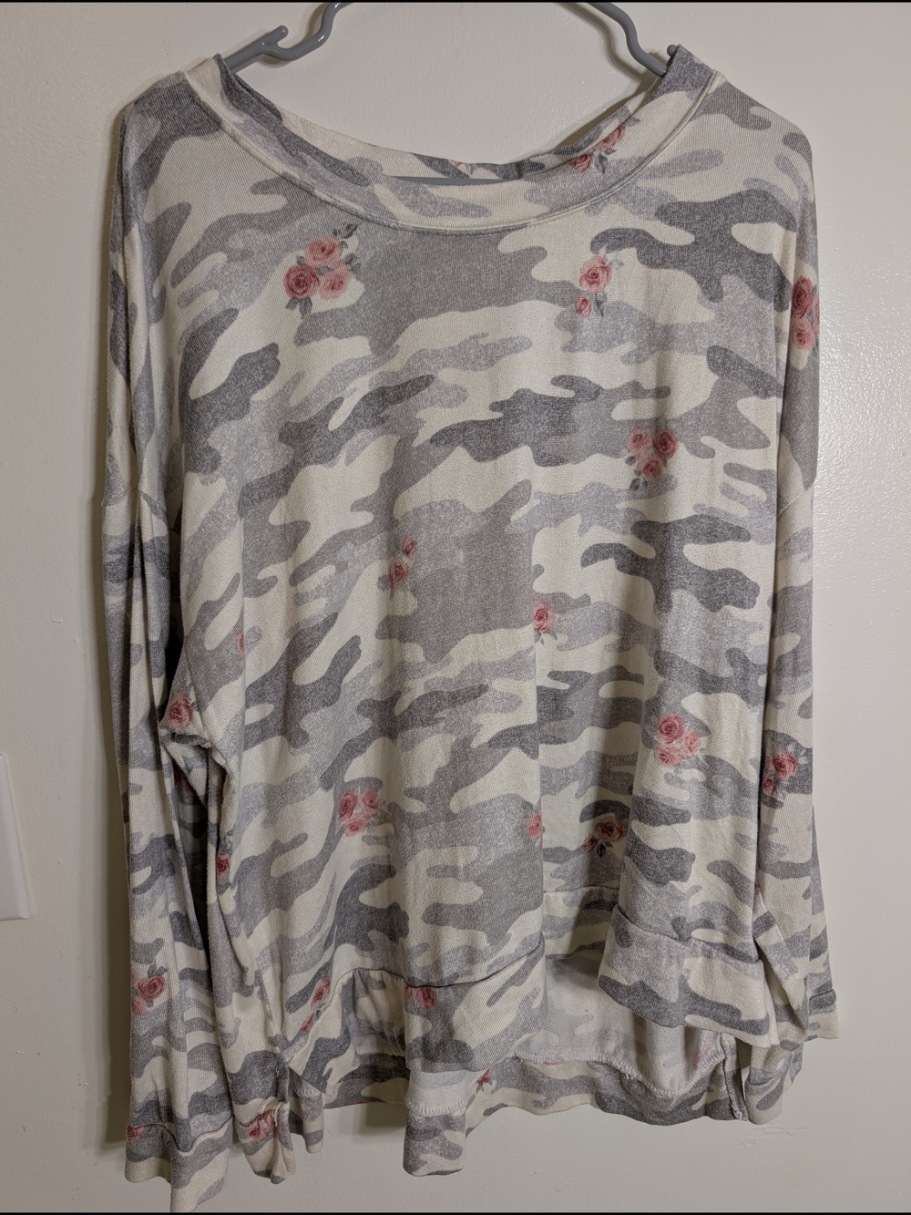 Women's Gray & White Camo Floral Long Sleeve Top